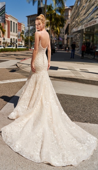 'THE PERFECT WEDDING DRESS BASED ON YOUR ENGAGEMENT RING STYLE' Image #4