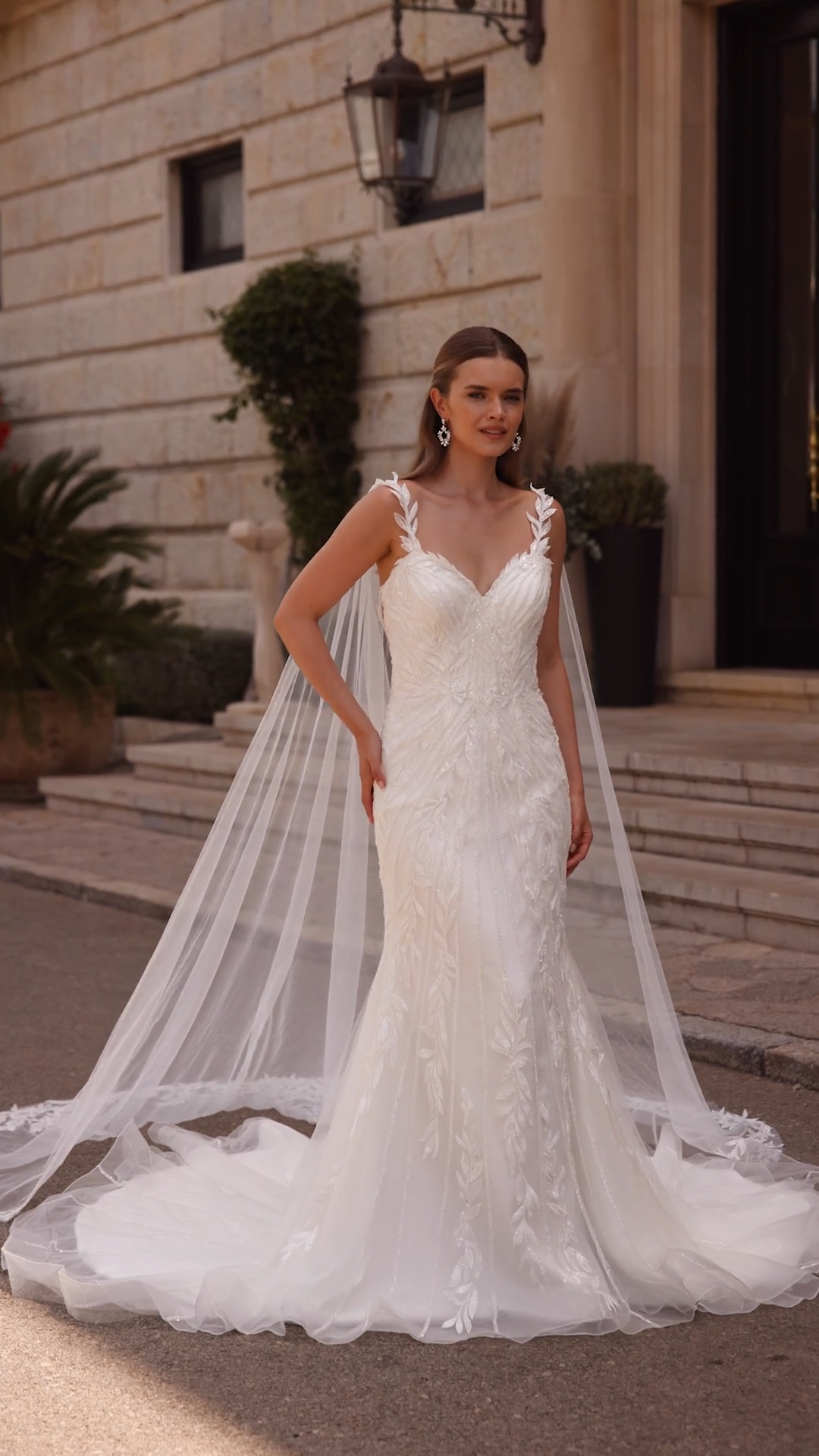 Beaded trumpet wedding dress with leaf leaf appliques and detachable tulle cape